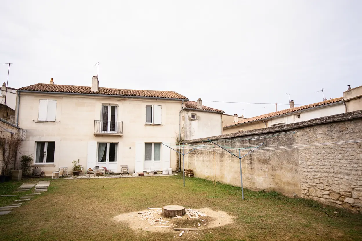 Terrain dégagé après abattage de l'arbre à Salon-de-Provence